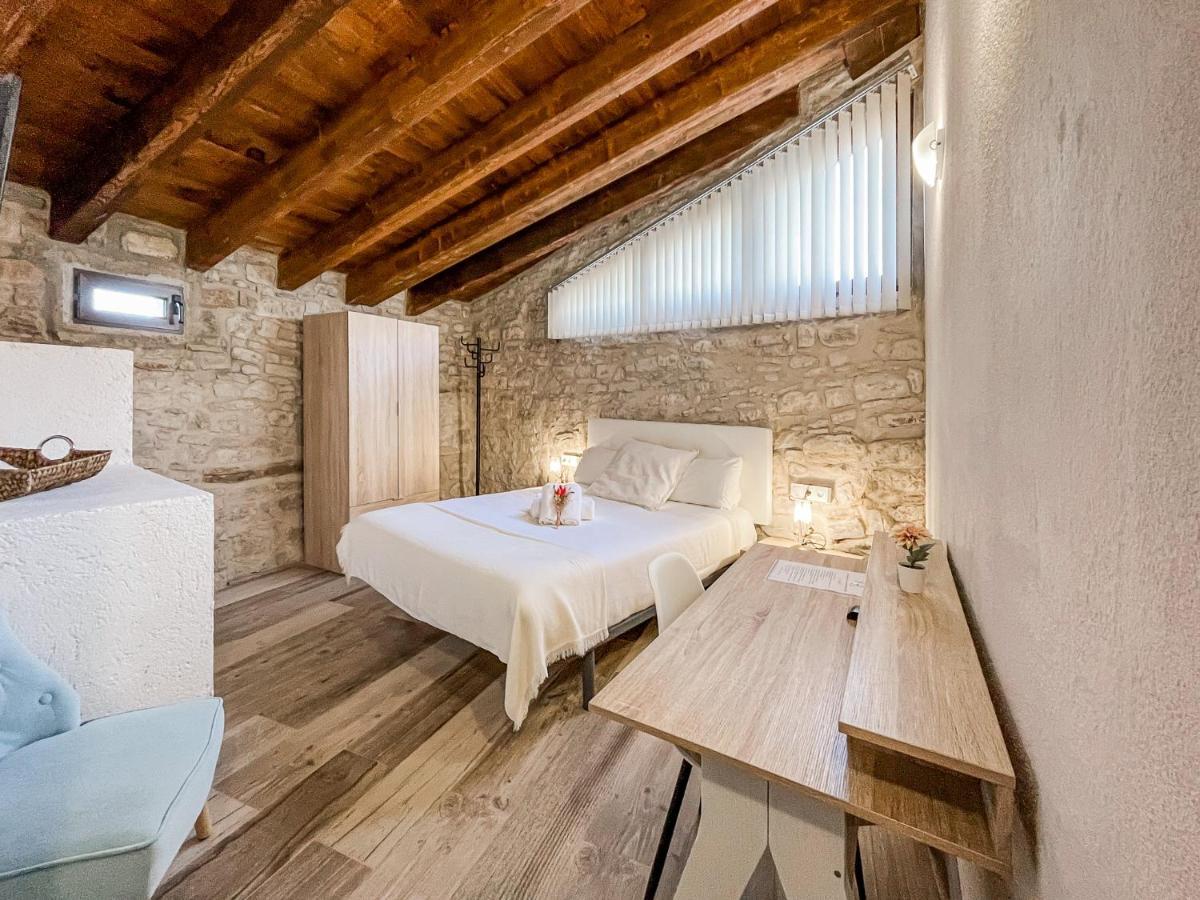 El Forn De Freixenet Con Servicios De Un Hotel Lleida Exterior foto